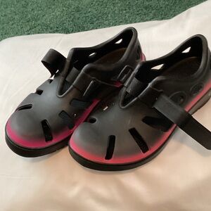 Oofos black and pink vented shoes